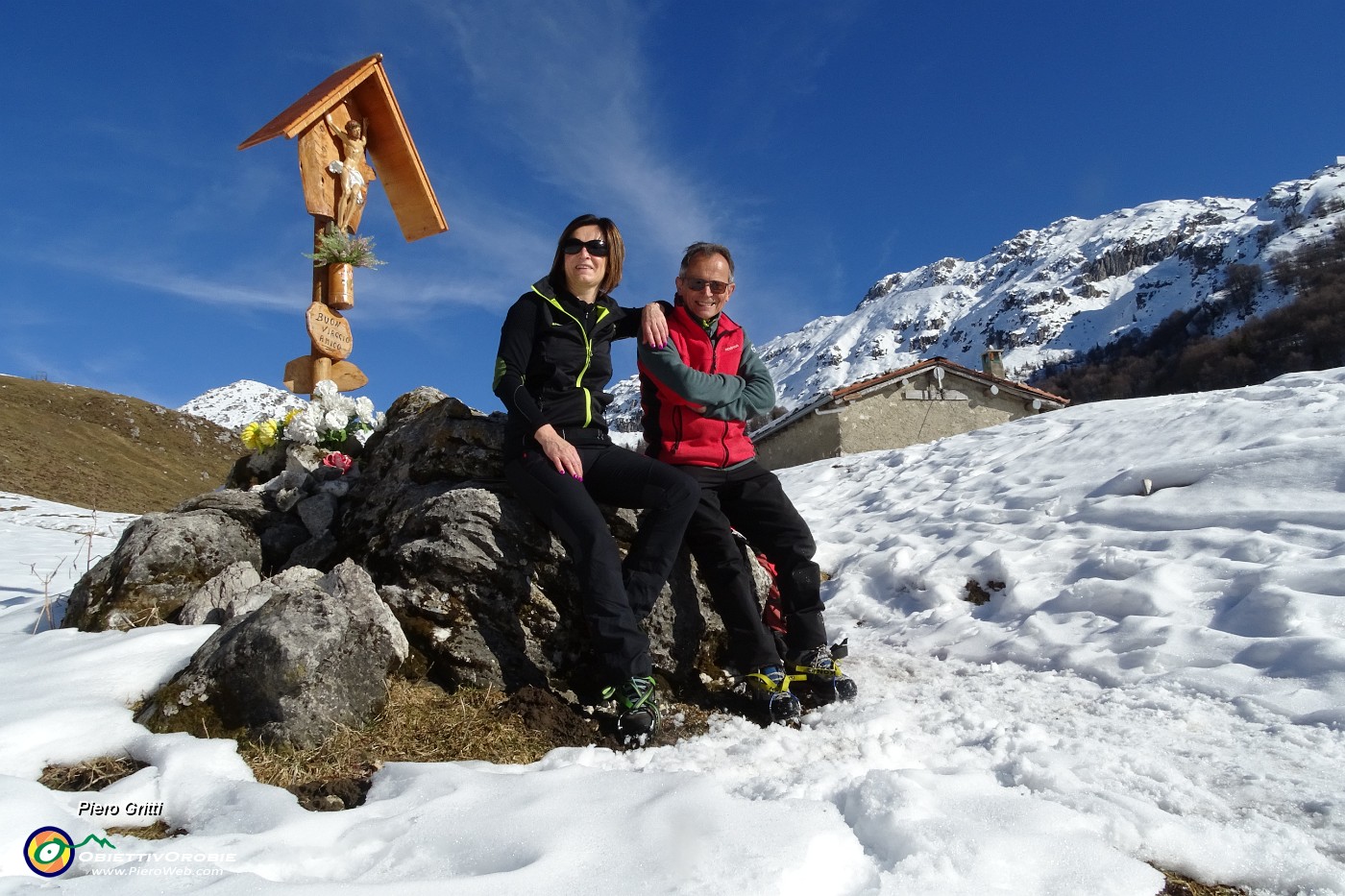 24 Dal bosco ai pascoli innevati , qui alla Baita de Sota (1496 m).JPG